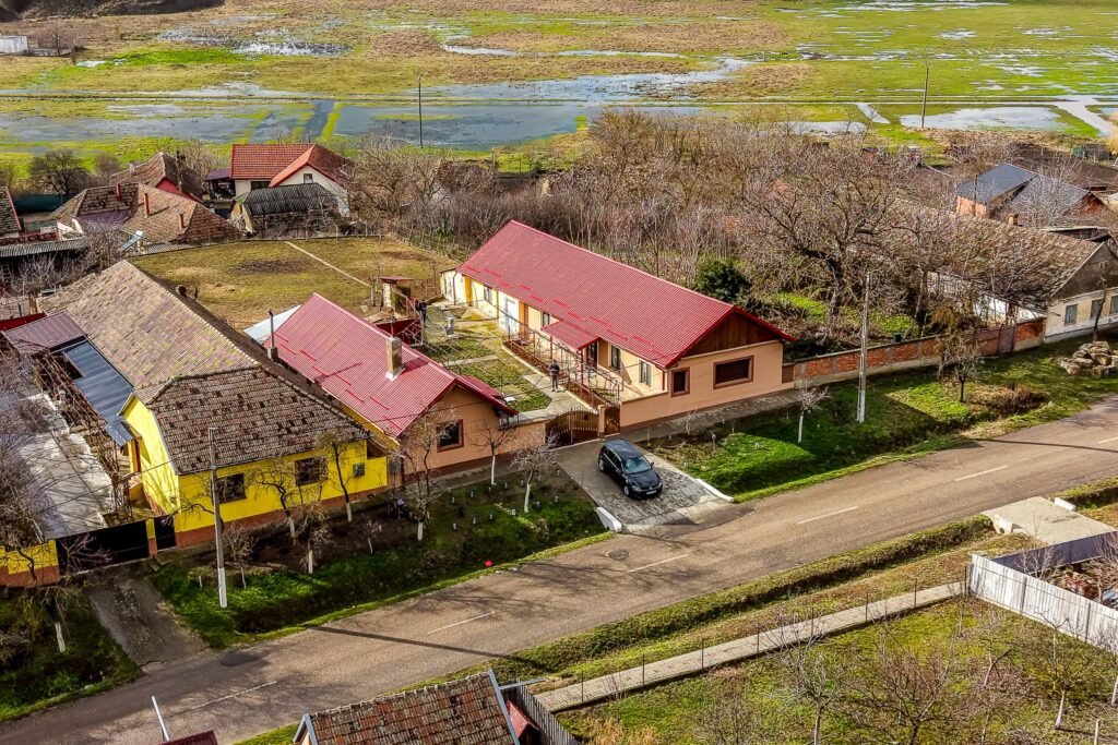 De vânzare Casă în Vinga – restaurată Integral 2025 | 3 camere | teren generos în zona Arad 3 camere 2 dormitoare Arad 1