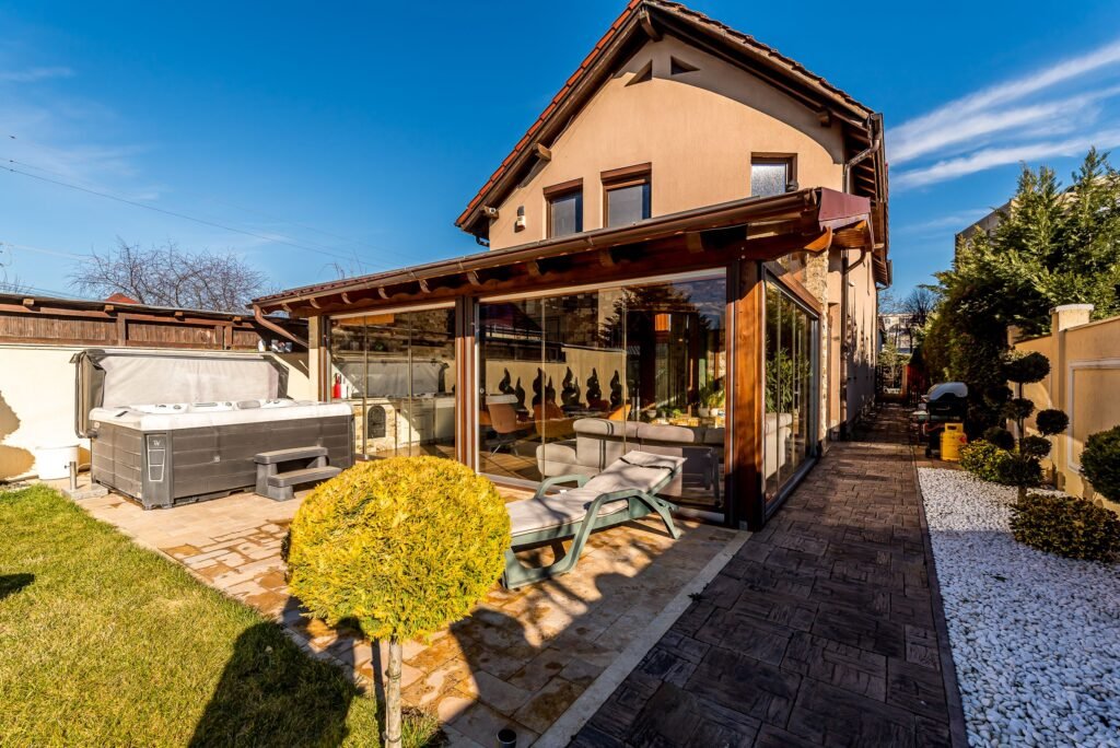 De vânzare Casă smart, independentă energetic | teren 720 mp | 5 camere în zona Aradul Nou 5 camere 4 dormitoare Arad 1