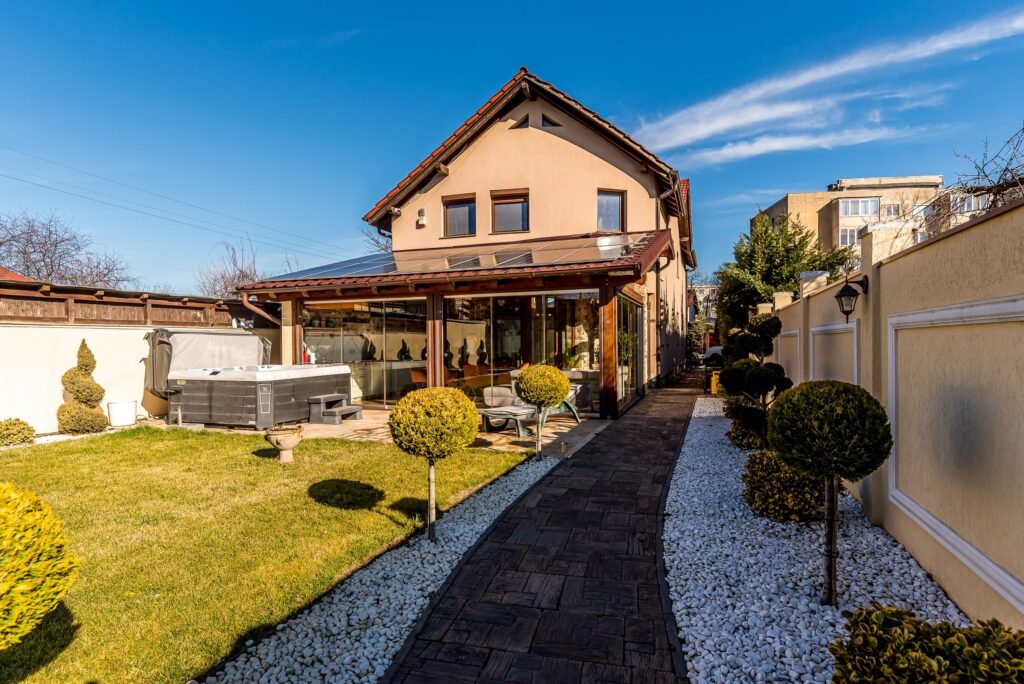 De vânzare Casă smart, independentă energetic | teren 720 mp | 5 camere în zona Aradul Nou 5 camere 4 dormitoare Arad 1