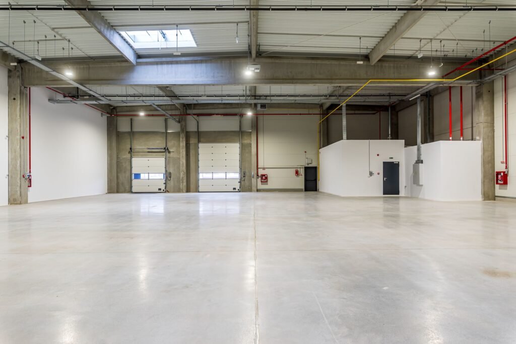 1202 mp – Hala industriala de inchiriat in Parc Industrial Arad De închiriat 1202 mp - Hala industriala de inchiriat in Parc Industrial Arad în zona Nord 2 camere Arad 1