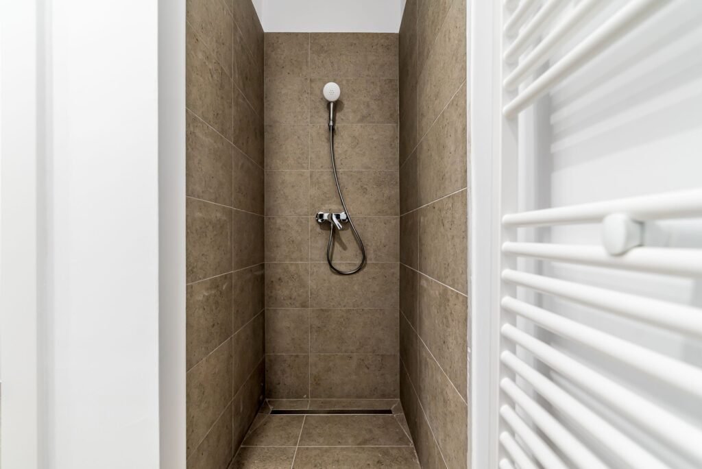 4646 mp – Hala industriala de inchiriat in Parc Industrial Arad De închiriat 4646 mp - Hala industriala de inchiriat in Parc Industrial Arad în zona Nord 12 camere Arad 1