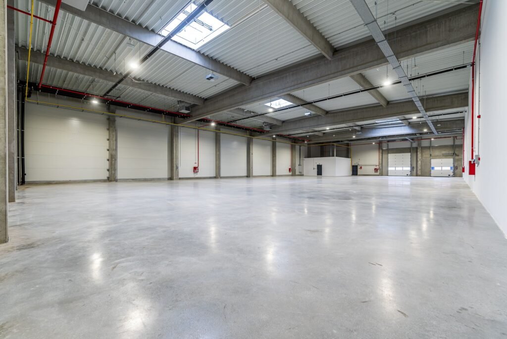 4646 mp – Hala industriala de inchiriat in Parc Industrial Arad De închiriat 4646 mp - Hala industriala de inchiriat in Parc Industrial Arad în zona Nord 12 camere Arad 1