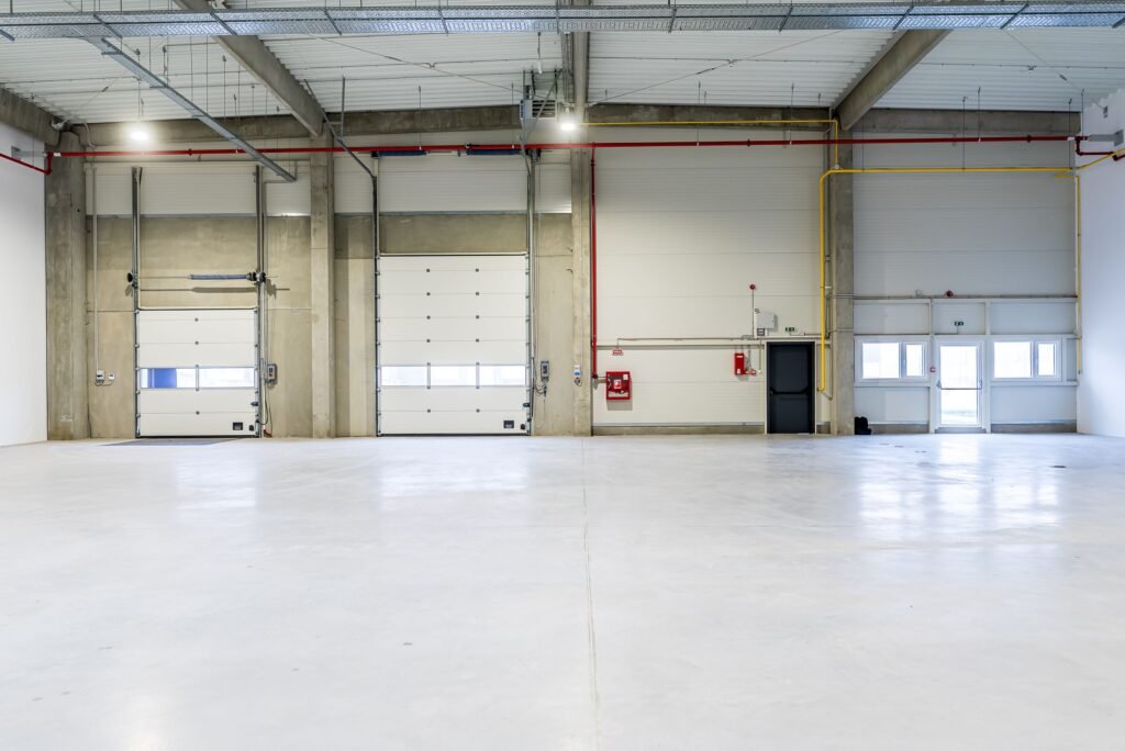 4646 mp – Hala industriala de inchiriat in Parc Industrial Arad De închiriat 4646 mp - Hala industriala de inchiriat in Parc Industrial Arad în zona Nord 12 camere Arad 1