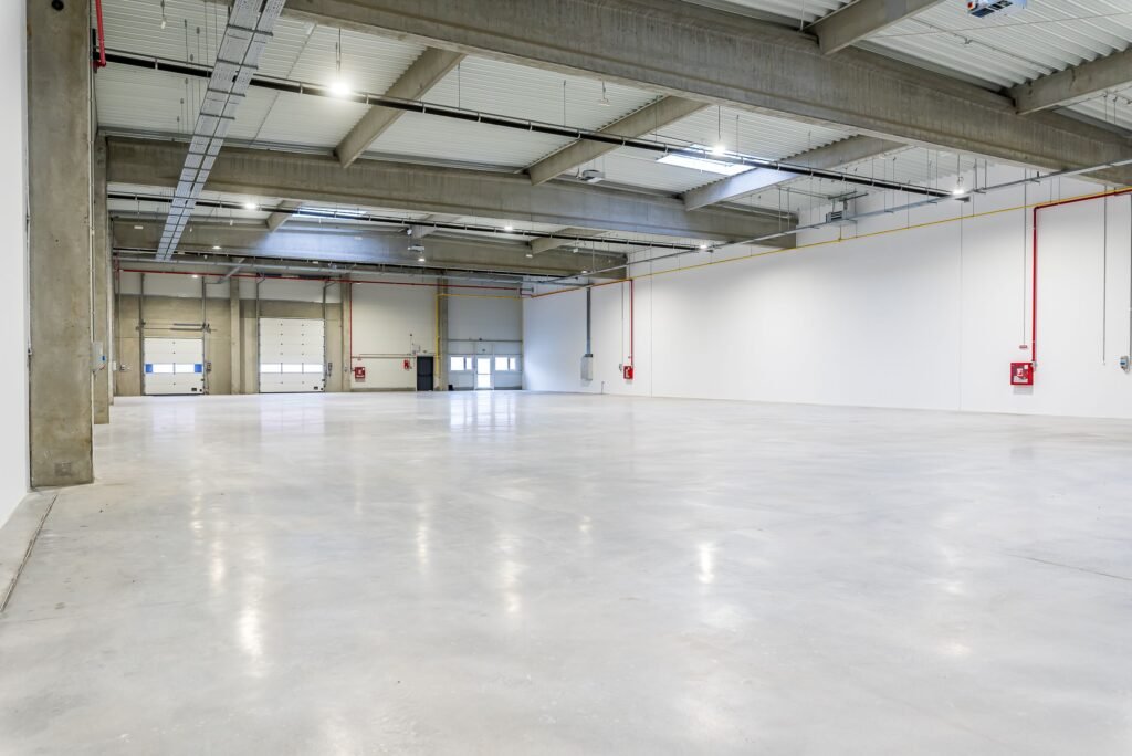 4646 mp – Hala industriala de inchiriat in Parc Industrial Arad De închiriat 4646 mp - Hala industriala de inchiriat in Parc Industrial Arad în zona Nord 12 camere Arad 1