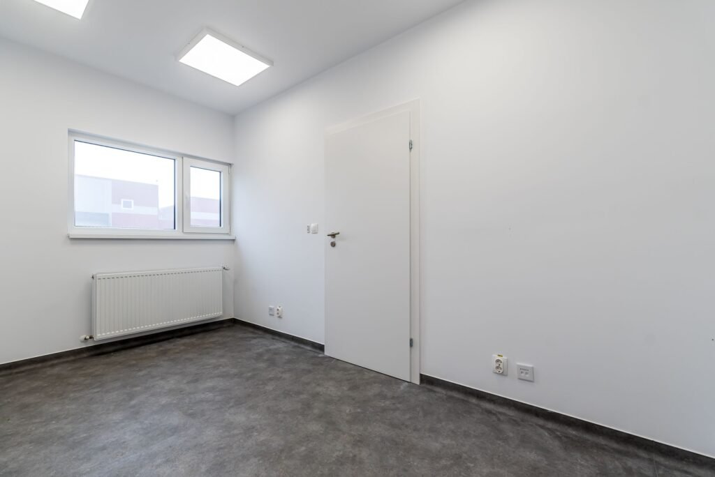 4646 mp – Hala industriala de inchiriat in Parc Industrial Arad De închiriat 4646 mp - Hala industriala de inchiriat in Parc Industrial Arad în zona Nord 12 camere Arad 1