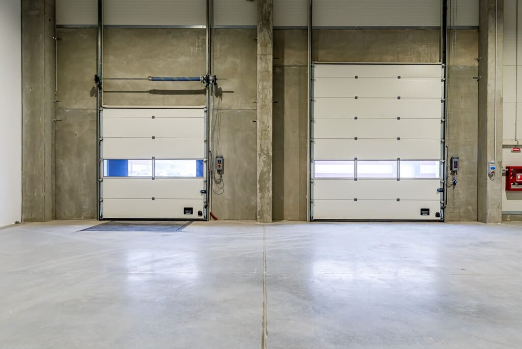 4646 mp – Hala industriala de inchiriat in Parc Industrial Arad De închiriat 4646 mp - Hala industriala de inchiriat in Parc Industrial Arad în zona Nord 12 camere Arad 1