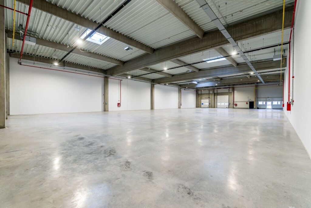 4646 mp – Hala industriala de inchiriat in Parc Industrial Arad De închiriat 4646 mp - Hala industriala de inchiriat in Parc Industrial Arad în zona Nord 12 camere Arad 1