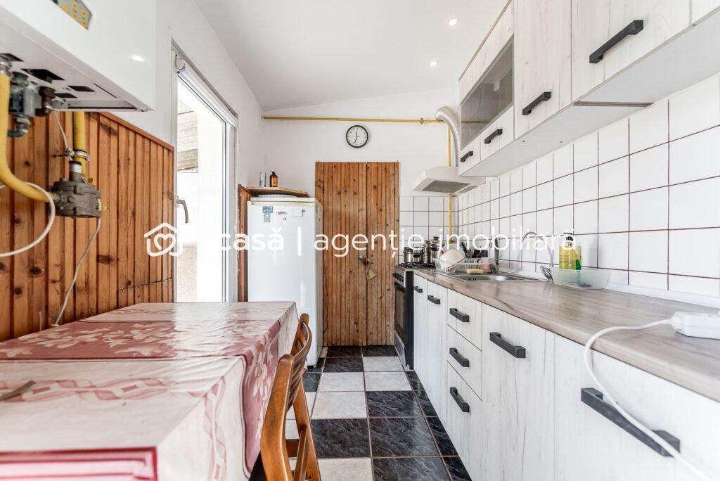 Apartament spatios cu potential enorm in Gradiste Comision 0% De vânzare Apartament spatios cu potential enorm in Gradiste Comision 0% în zona Gradiste 4 camere 3 dormitoare Arad 1