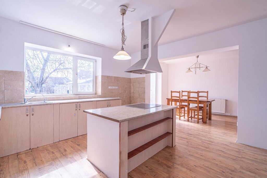 Casă de vânzare – zonă Poltura De vânzare Casă de vânzare – zonă Poltura în zona Poltur 4 camere 3 dormitoare Arad 1