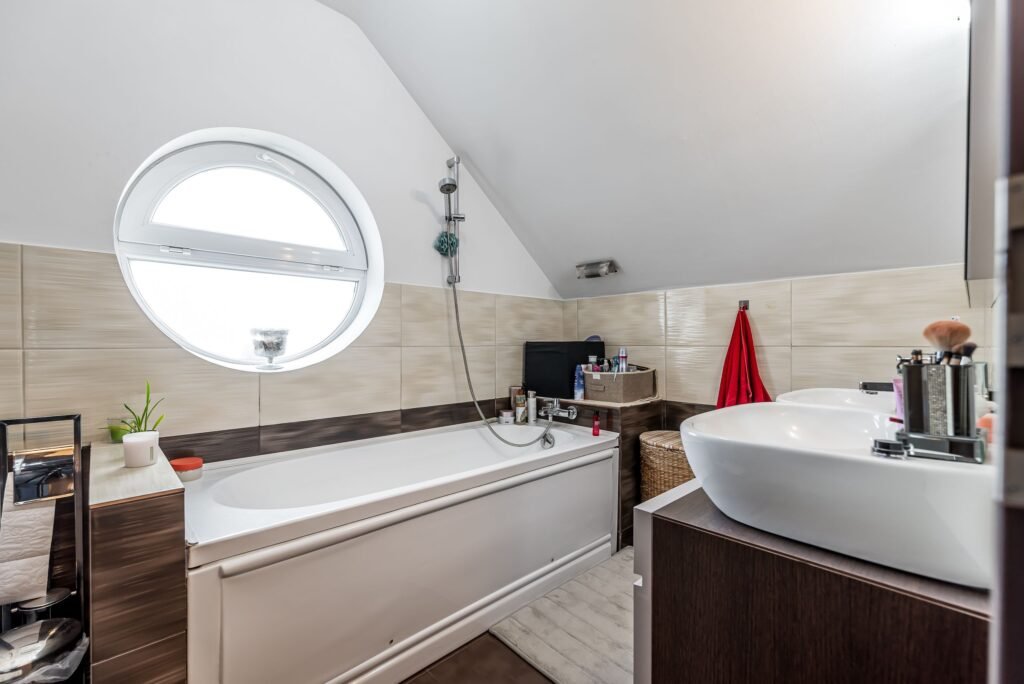 Casă în Westfield | 140 mp utili | P+M | 3 camere | curte + anexe De vânzare Casă în Westfield | 140 mp utili | P+M | 3 camere | curte + anexe în zona Gai 4 camere 3 dormitoare Arad 1