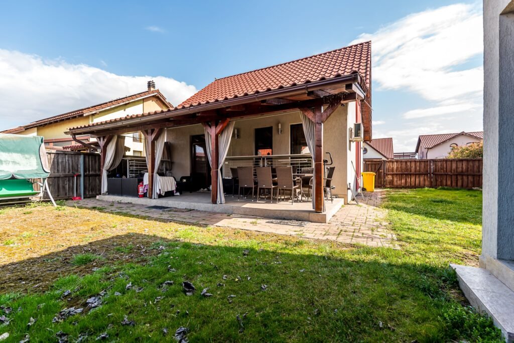 Casă în Westfield | 140 mp utili | P+M | 3 camere | curte + anexe De vânzare Casă în Westfield | 140 mp utili | P+M | 3 camere | curte + anexe în zona Gai 4 camere 3 dormitoare Arad 1