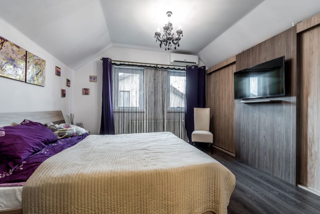 Casă în Westfield | 140 mp utili | P+M | 3 camere | curte + anexe De vânzare Casă în Westfield | 140 mp utili | P+M | 3 camere | curte + anexe în zona Gai 4 camere 3 dormitoare Arad 1