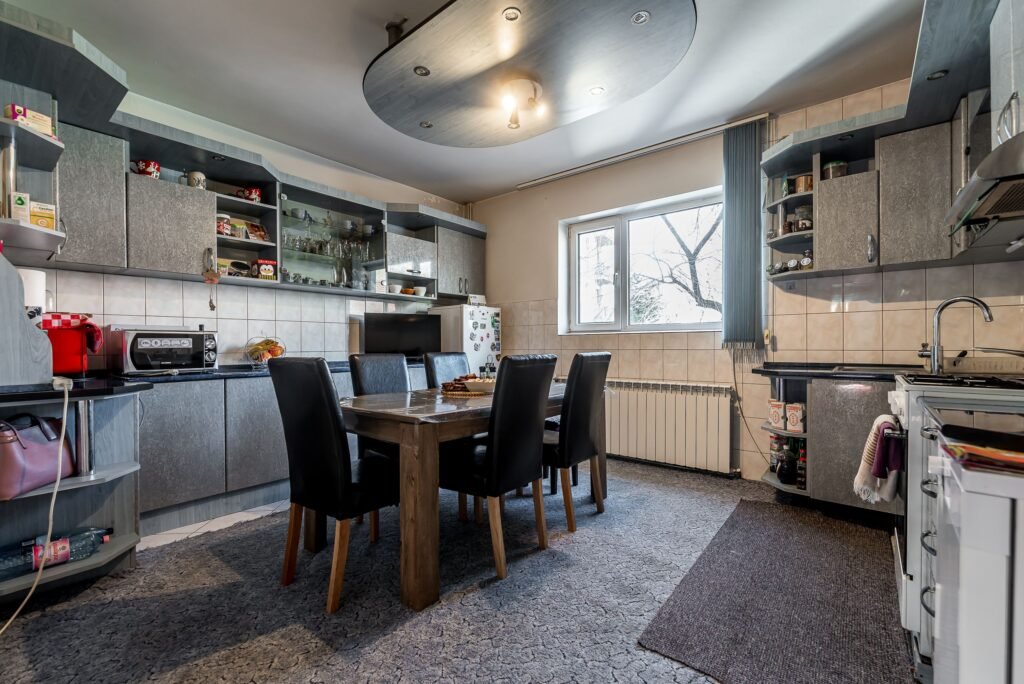 Casă spațioasă în mijlocul orasului, Str. Constantin Brâncuși De vânzare Casă spațioasă în mijlocul orasului, Str. Constantin Brâncuși în zona Aurel Vlaicu 7 camere 5 dormitoare Arad 1