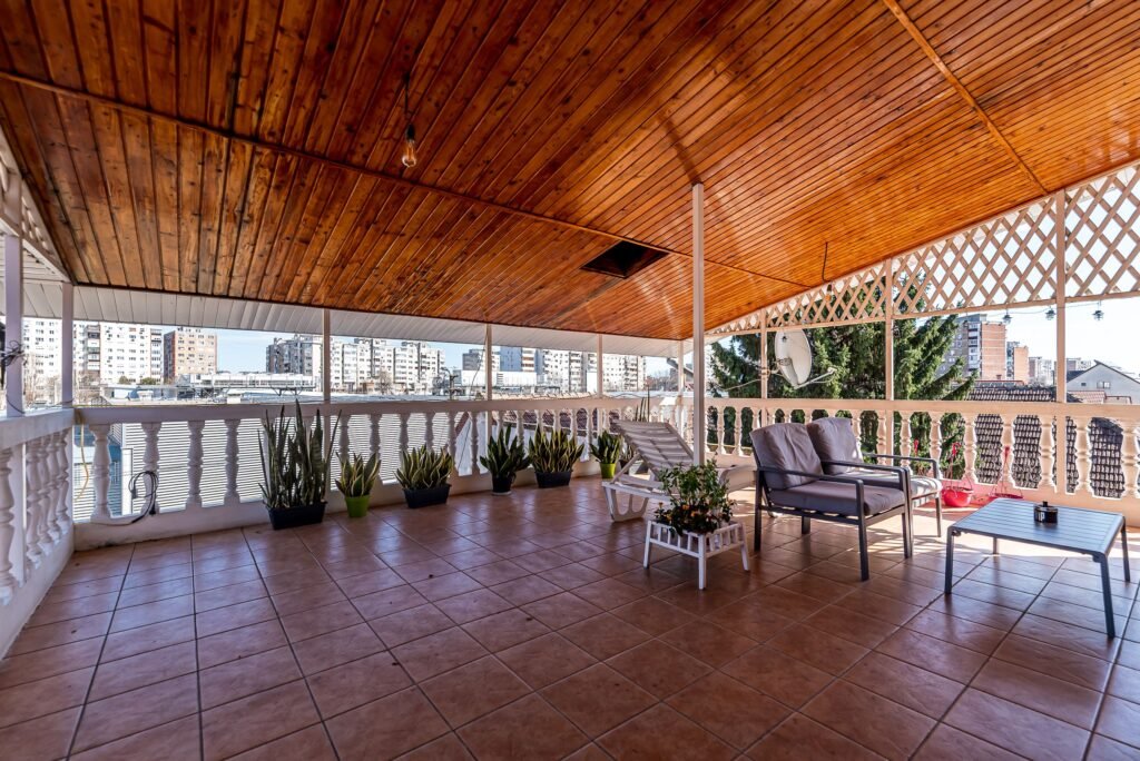 Casă spațioasă în mijlocul orasului, Str. Constantin Brâncuși De vânzare Casă spațioasă în mijlocul orasului, Str. Constantin Brâncuși în zona Aurel Vlaicu 7 camere 5 dormitoare Arad 1