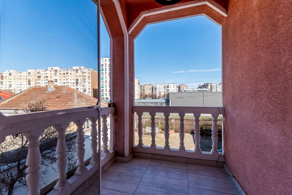 Casă spațioasă în mijlocul orasului, Str. Constantin Brâncuși De vânzare Casă spațioasă în mijlocul orasului, Str. Constantin Brâncuși în zona Aurel Vlaicu 7 camere 5 dormitoare Arad 1