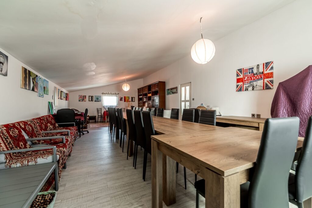 Casă spațioasă în mijlocul orasului, Str. Constantin Brâncuși De vânzare Casă spațioasă în mijlocul orasului, Str. Constantin Brâncuși în zona Aurel Vlaicu 7 camere 5 dormitoare Arad 1