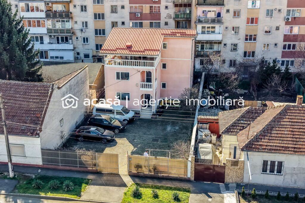 De vânzare Casă spațioasă în mijlocul orasului, Str. Constantin Brâncuși în zona Aurel Vlaicu 7 camere 5 dormitoare Arad 1