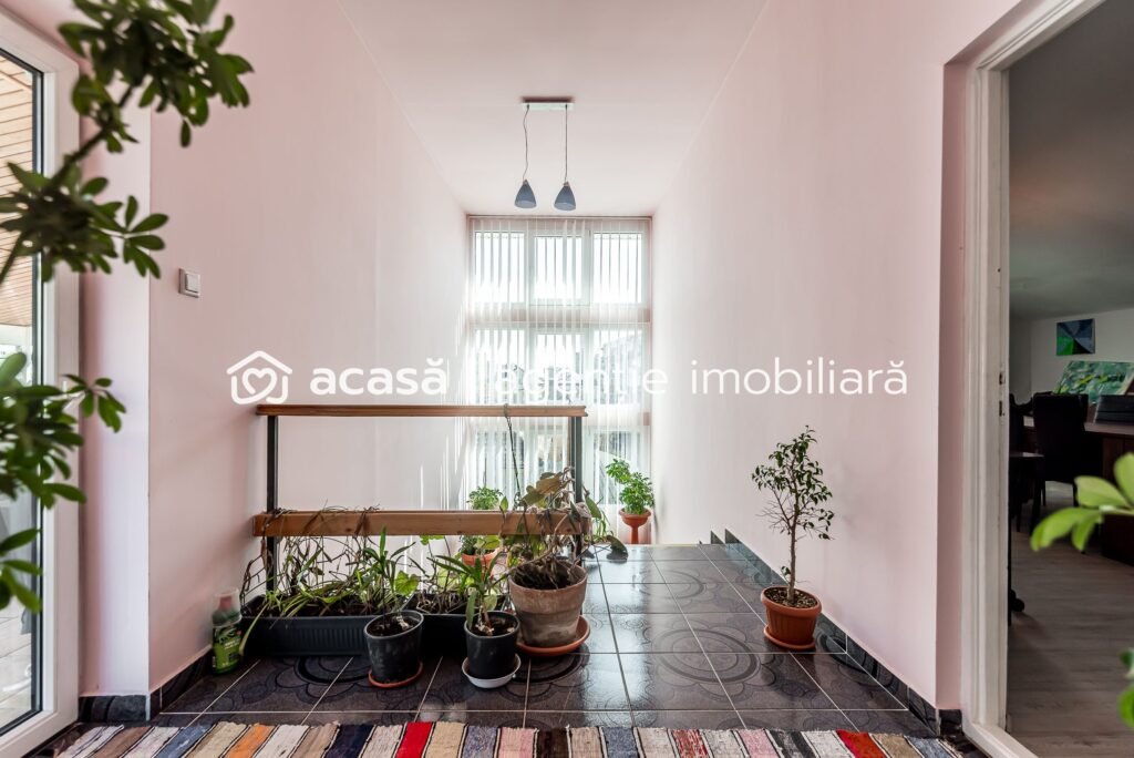 De vânzare Casă spațioasă în mijlocul orasului, Str. Constantin Brâncuși în zona Aurel Vlaicu 7 camere 5 dormitoare Arad 1