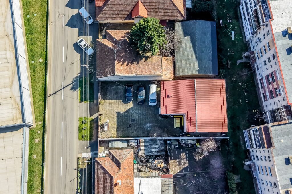 Casă spațioasă în mijlocul orasului, Str. Constantin Brâncuși De vânzare Casă spațioasă în mijlocul orasului, Str. Constantin Brâncuși în zona Aurel Vlaicu 7 camere 5 dormitoare Arad 1