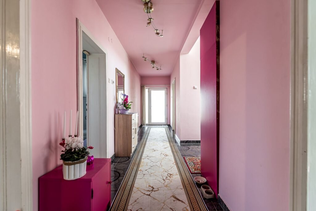 Casă spațioasă în mijlocul orasului, Str. Constantin Brâncuși De vânzare Casă spațioasă în mijlocul orasului, Str. Constantin Brâncuși în zona Aurel Vlaicu 7 camere 5 dormitoare Arad 1