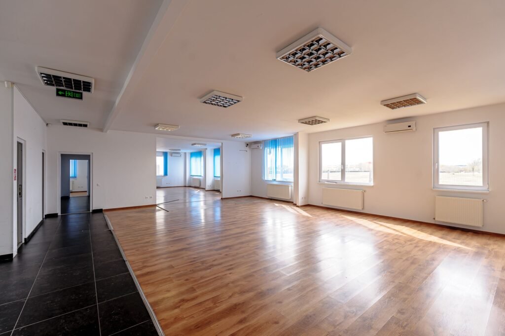 Clădire de birouri cu 12 parcări în incintă privată, UTA2, Arad De închiriat Clădire de birouri cu 12 parcări în incintă privată, UTA2, Arad în zona Nord 13 camere Arad 1