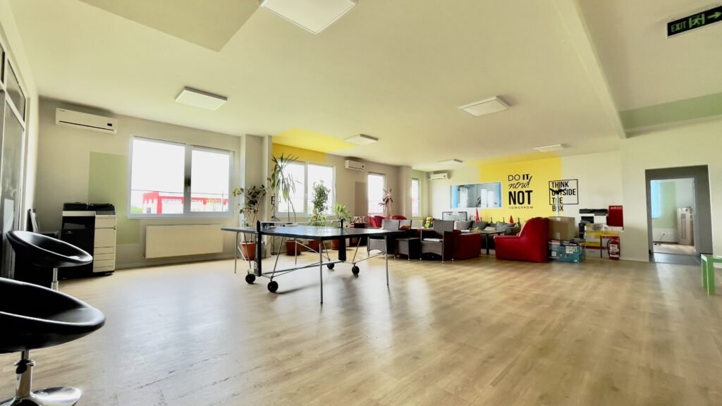 Clădire de birouri cu 12 parcări în incintă privată, UTA2, Arad De închiriat Clădire de birouri cu 12 parcări în incintă privată, UTA2, Arad în zona Nord 13 camere Arad 1