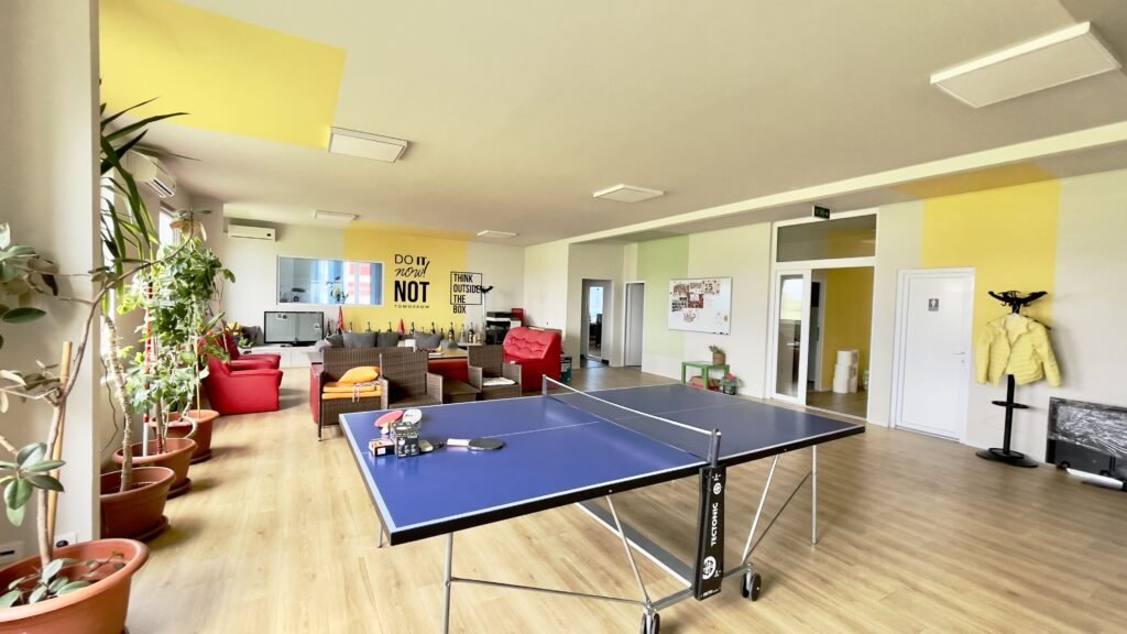 Clădire de birouri cu 12 parcări în incintă privată, UTA2, Arad De închiriat Clădire de birouri cu 12 parcări în incintă privată, UTA2, Arad în zona Nord 13 camere Arad 1