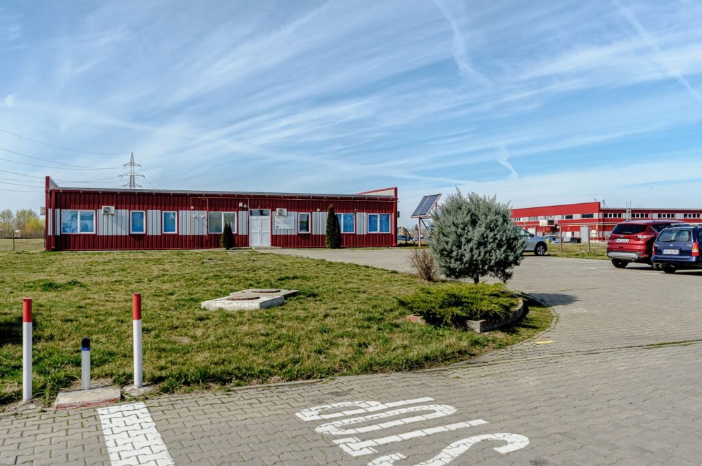 Clădire de birouri cu 12 parcări în incintă privată, UTA2, Arad De închiriat Clădire de birouri cu 12 parcări în incintă privată, UTA2, Arad în zona Nord 13 camere Arad 1