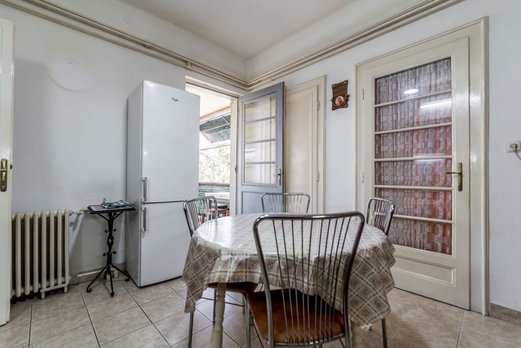 Etaj întreg vis-à-vis de Tribunalul Arad | 269 mp | Demisol privat De vânzare Etaj întreg vis-à-vis de Tribunalul Arad | 269 mp | Demisol privat în zona Ultracentral 3 camere 2 dormitoare Arad 1