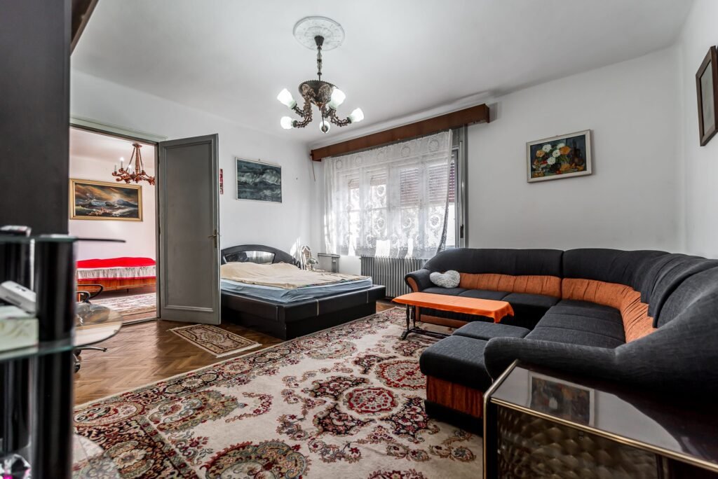 Etaj întreg vis-à-vis de Tribunalul Arad | 269 mp | Demisol privat De vânzare Etaj întreg vis-à-vis de Tribunalul Arad | 269 mp | Demisol privat în zona Ultracentral 3 camere 2 dormitoare Arad 1