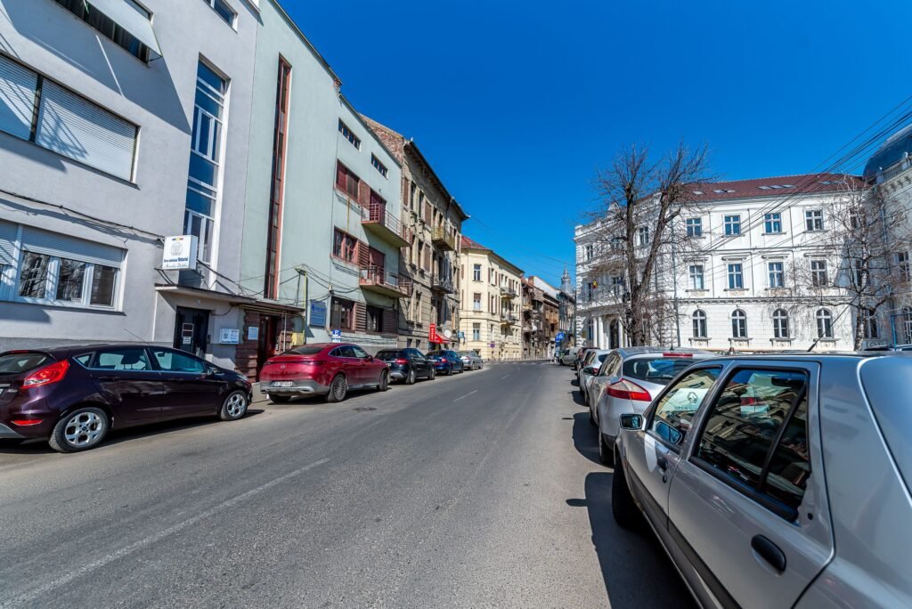 Etaj întreg vis-à-vis de Tribunalul Arad | 269 mp | Demisol privat De vânzare Etaj întreg vis-à-vis de Tribunalul Arad | 269 mp | Demisol privat în zona Ultracentral 3 camere 2 dormitoare Arad 1