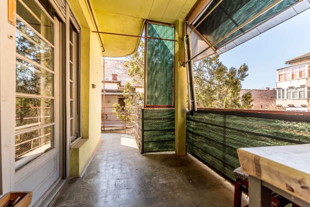 Etaj întreg vis-à-vis de Tribunalul Arad | 269 mp | Demisol privat De vânzare Etaj întreg vis-à-vis de Tribunalul Arad | 269 mp | Demisol privat în zona Ultracentral 3 camere 2 dormitoare Arad 1