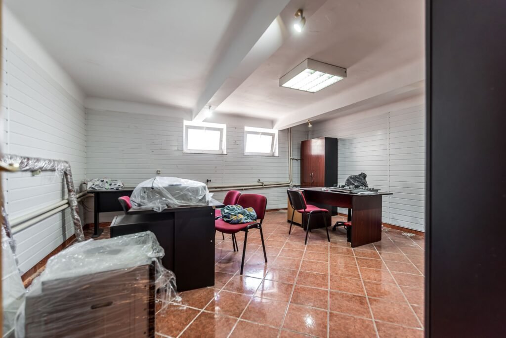 Etaj întreg vis-à-vis de Tribunalul Arad | 269 mp | Demisol privat De vânzare Etaj întreg vis-à-vis de Tribunalul Arad | 269 mp | Demisol privat în zona Ultracentral 3 camere 2 dormitoare Arad 1