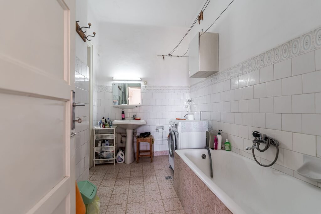 Etaj întreg vis-à-vis de Tribunalul Arad | 269 mp | Demisol privat De vânzare Etaj întreg vis-à-vis de Tribunalul Arad | 269 mp | Demisol privat în zona Ultracentral 3 camere 2 dormitoare Arad 1