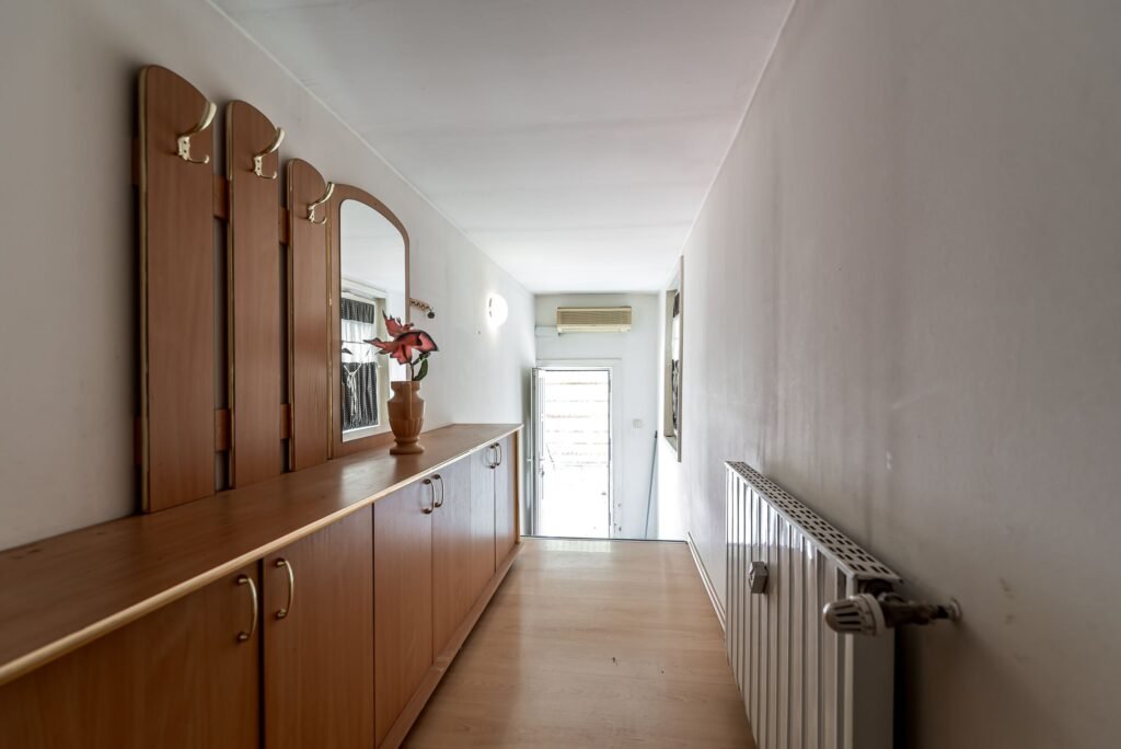 Locuință și Business pe Str. N. Blaga, Arad, Spațiu + Apartament De vânzare Locuință și Business pe Str. N. Blaga, Arad, Spațiu + Apartament în zona Central 5 camere 3 dormitoare Arad 1