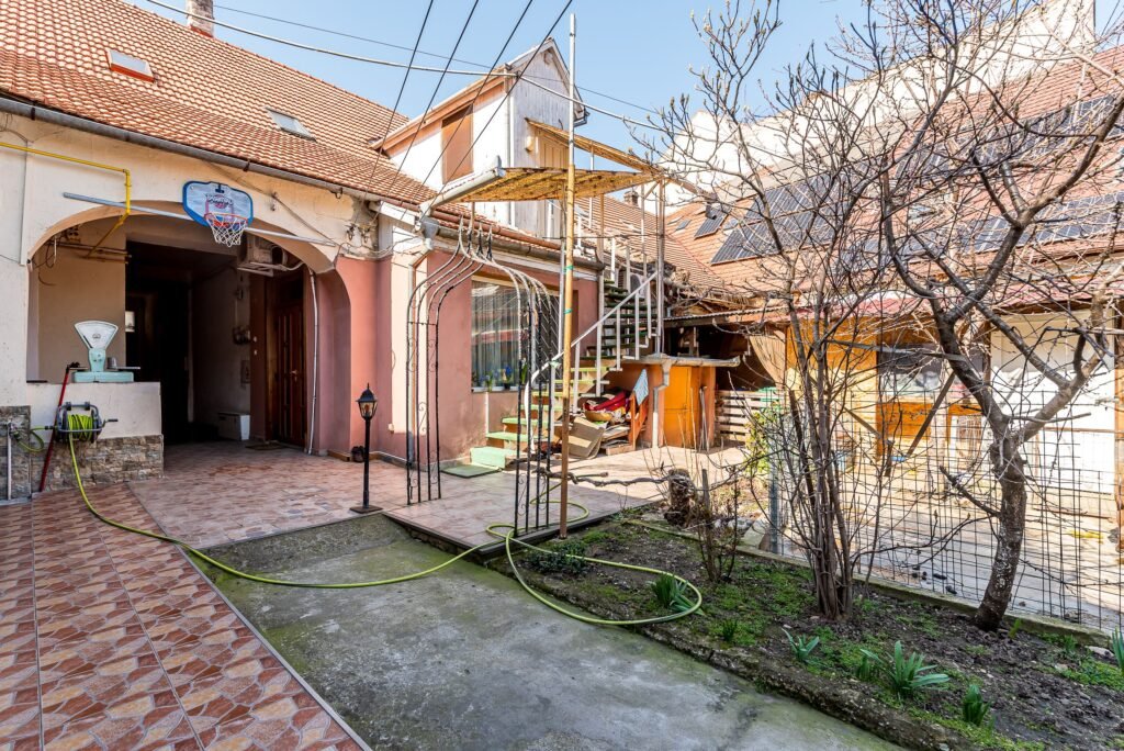 Locuință și Business pe Str. N. Blaga, Arad, Spațiu + Apartament De vânzare Locuință și Business pe Str. N. Blaga, Arad, Spațiu + Apartament în zona Central 5 camere 3 dormitoare Arad 1