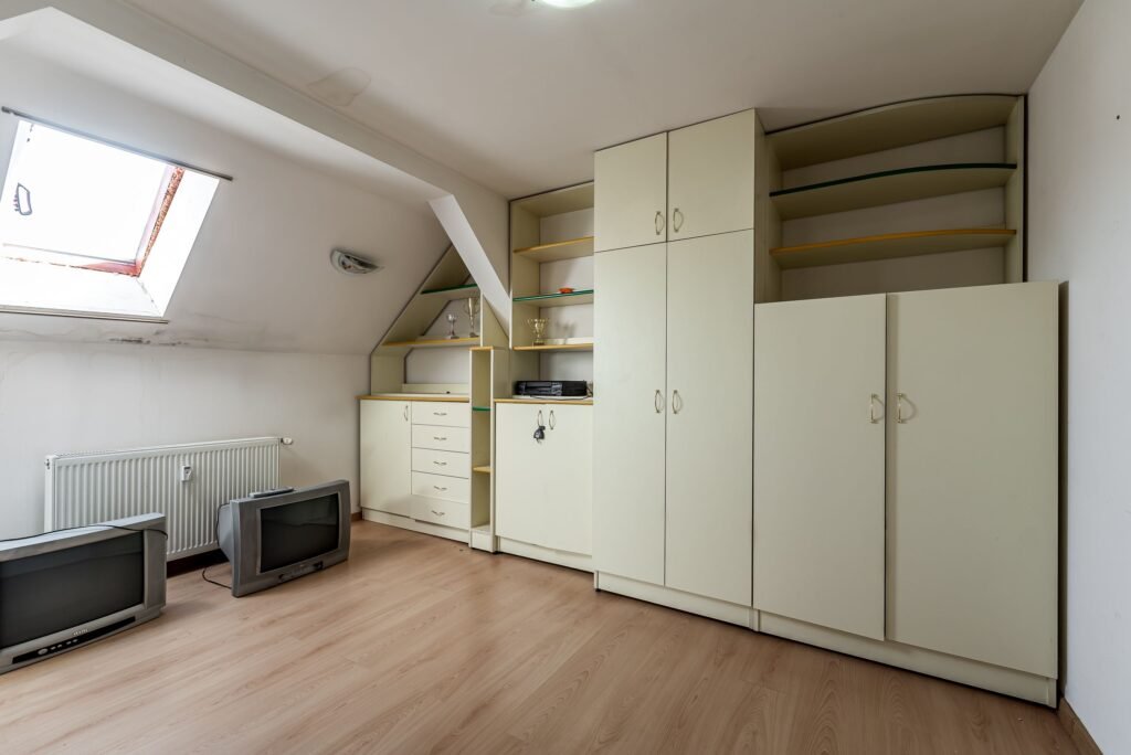 Locuință și Business pe Str. N. Blaga, Arad, Spațiu + Apartament De vânzare Locuință și Business pe Str. N. Blaga, Arad, Spațiu + Apartament în zona Central 5 camere 3 dormitoare Arad 1