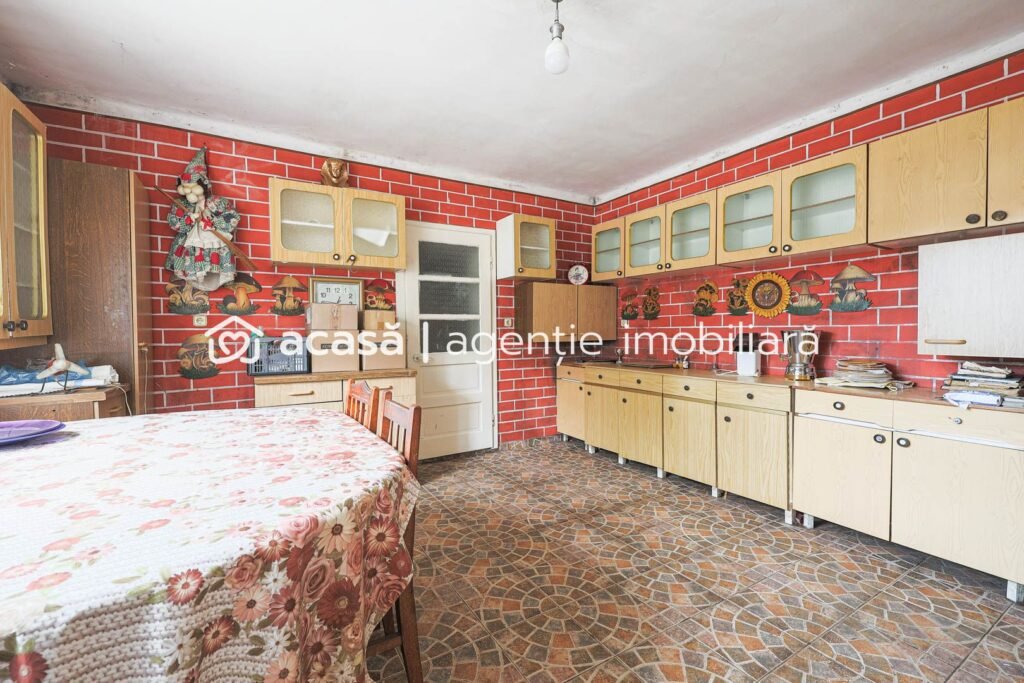 Proprietate cu vad excelent,  lângă Spitalul Județean Arad. De vânzare Proprietate cu vad excelent,  lângă Spitalul Județean Arad. în zona Parneava 5 camere 3 dormitoare Arad 1