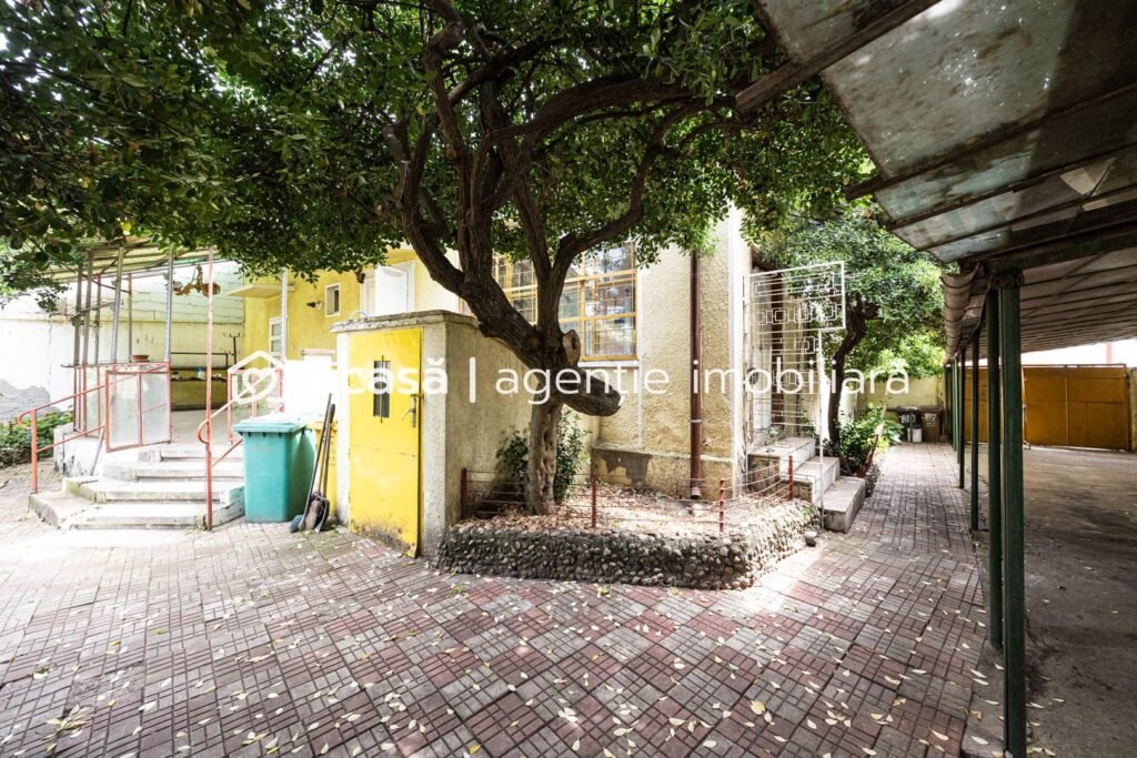 Proprietate cu vad excelent,  lângă Spitalul Județean Arad. De vânzare Proprietate cu vad excelent,  lângă Spitalul Județean Arad. în zona Parneava 5 camere 3 dormitoare Arad 1