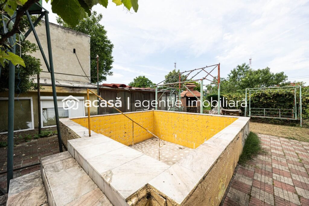 Proprietate cu vad excelent,  lângă Spitalul Județean Arad. De vânzare Proprietate cu vad excelent,  lângă Spitalul Județean Arad. în zona Parneava 5 camere 3 dormitoare Arad 1