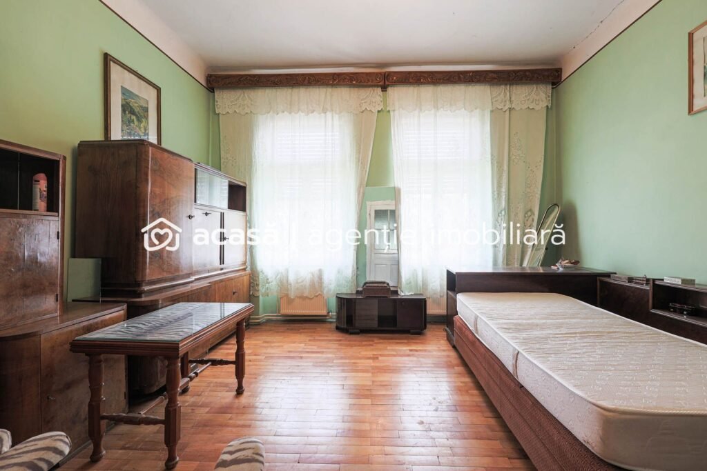 Proprietate cu vad excelent,  lângă Spitalul Județean Arad. De vânzare Proprietate cu vad excelent,  lângă Spitalul Județean Arad. în zona Parneava 5 camere 3 dormitoare Arad 1