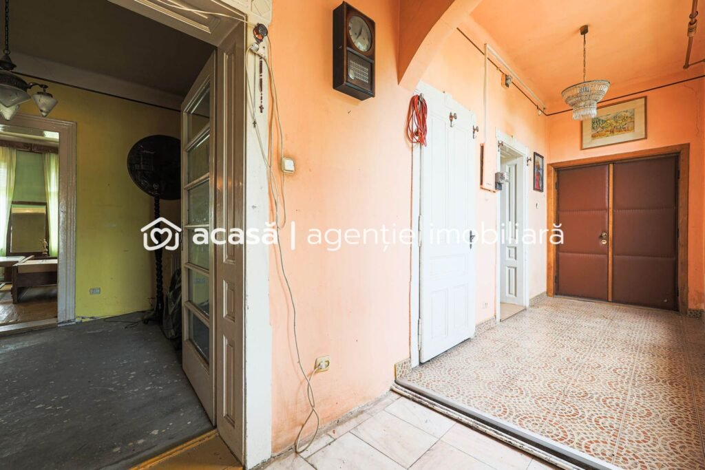 Proprietate cu vad excelent,  lângă Spitalul Județean Arad. De vânzare Proprietate cu vad excelent,  lângă Spitalul Județean Arad. în zona Parneava 5 camere 3 dormitoare Arad 1