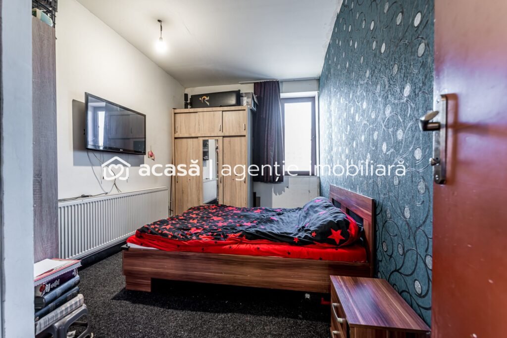 De vânzare Apartament tip casă | 3 camere & curte | zona Colegiului Moise Nicoară în zona Malul Muresului 3 camere 2 dormitoare Arad 1