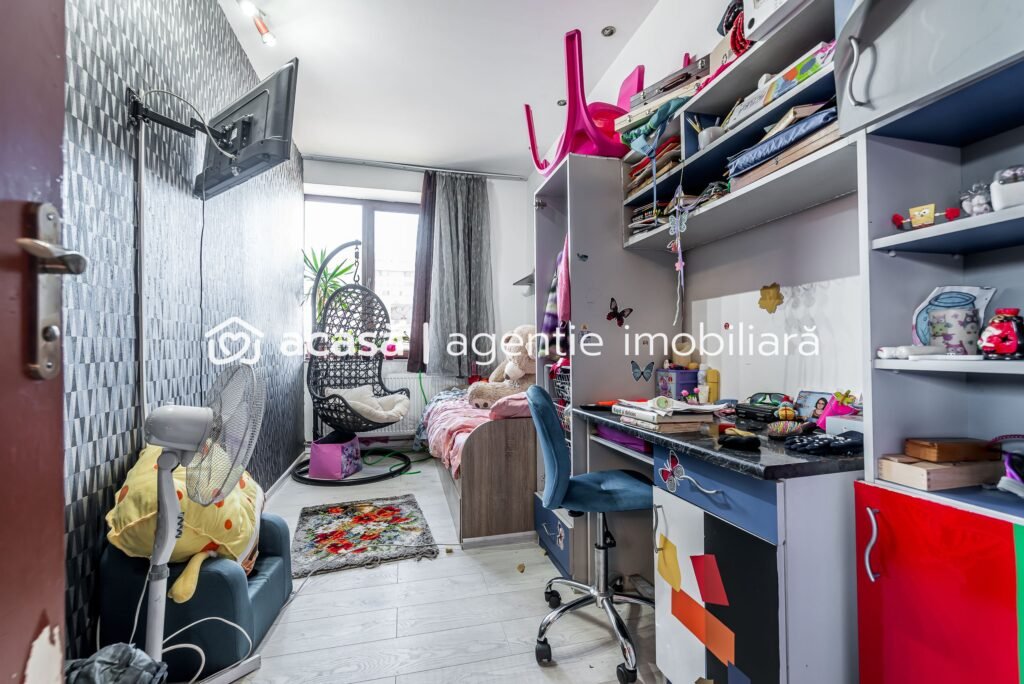 De vânzare Apartament tip casă | 3 camere & curte | zona Colegiului Moise Nicoară în zona Malul Muresului 3 camere 2 dormitoare Arad 1