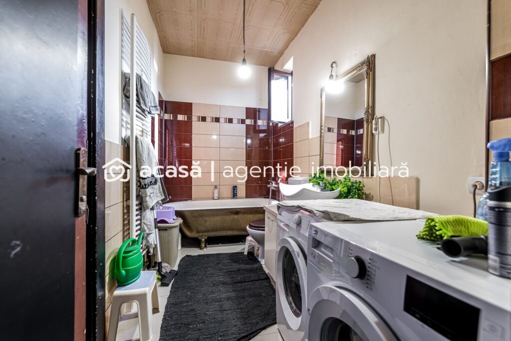 De vânzare Apartament tip casă | 3 camere & curte | zona Colegiului Moise Nicoară în zona Malul Muresului 3 camere 2 dormitoare Arad 1