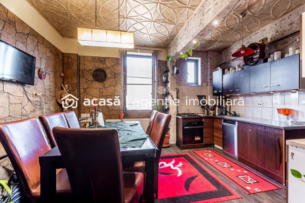 De vânzare Apartament tip casă | 3 camere & curte | zona Colegiului Moise Nicoară în zona Malul Muresului 3 camere 2 dormitoare Arad 1
