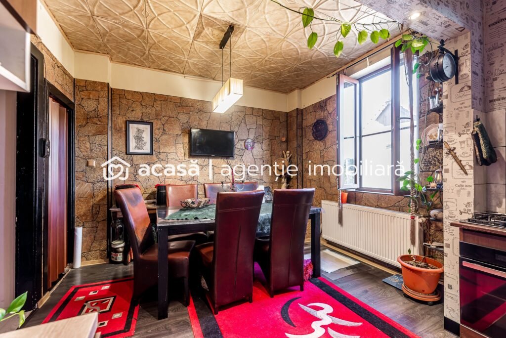 De vânzare Apartament tip casă | 3 camere & curte | zona Colegiului Moise Nicoară în zona Malul Muresului 3 camere 2 dormitoare Arad 1