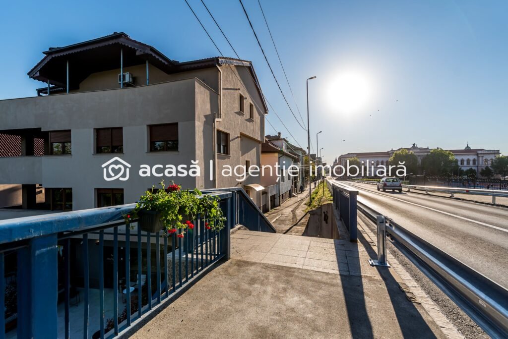 De vânzare Apartament tip casă | 3 camere & curte | zona Colegiului Moise Nicoară în zona Malul Muresului 3 camere 2 dormitoare Arad 1