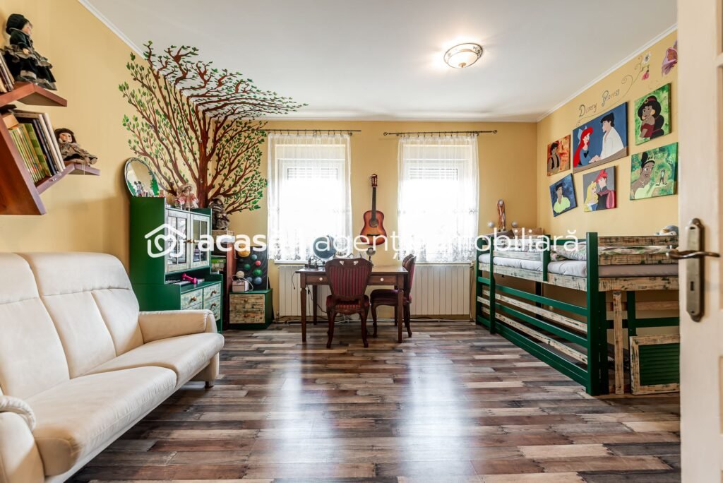 De vânzare Casa solida din caramida - 8 camere - zona Sega, UTA - COMISION 0 în zona Sega 8 camere 6 dormitoare Arad 1