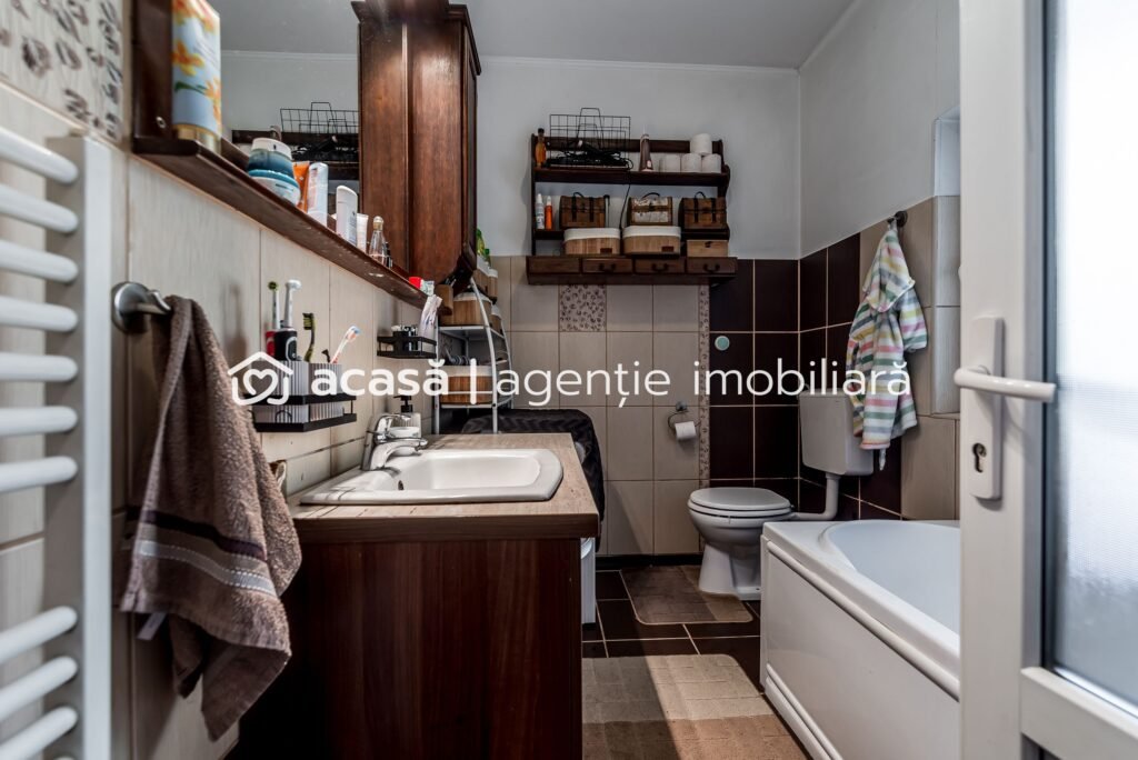 De vânzare Casa solida din caramida - 8 camere - zona Sega, UTA - COMISION 0 în zona Sega 8 camere 6 dormitoare Arad 1